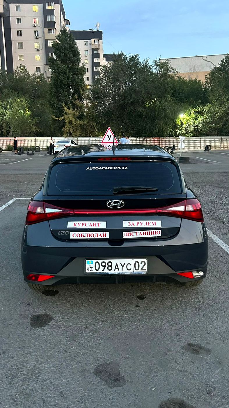 Hyundai i20 вид сзади
