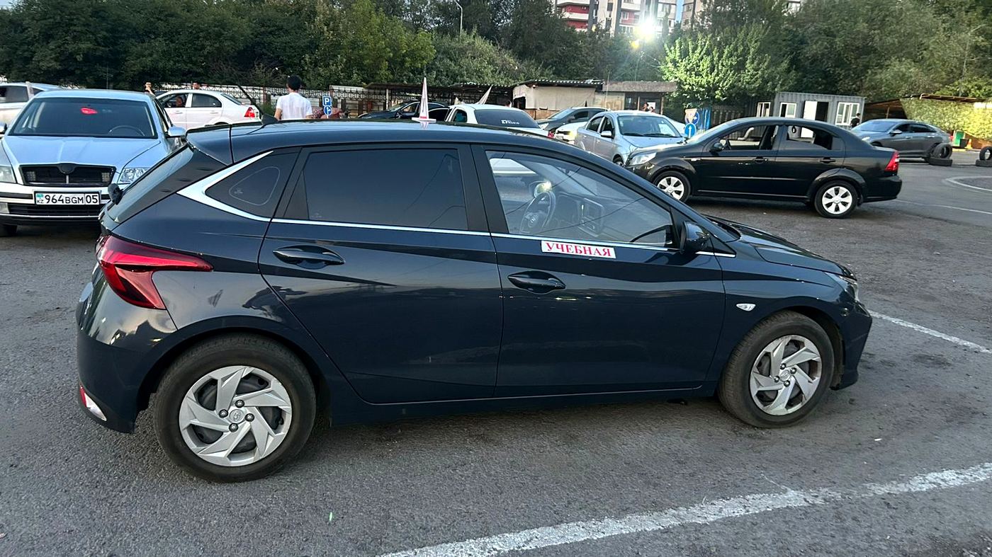 Hyundai i20 вечером