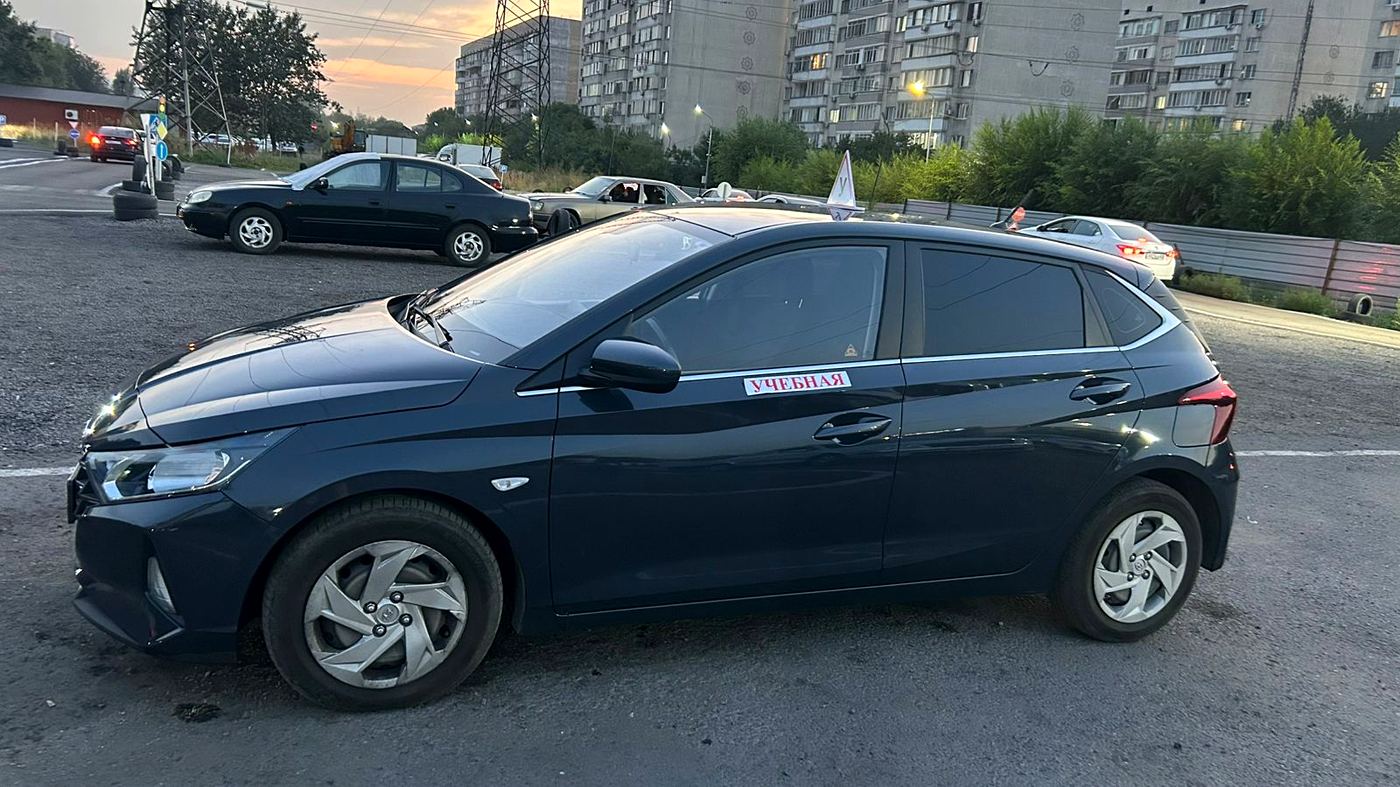 Hyundai i20 сбоку