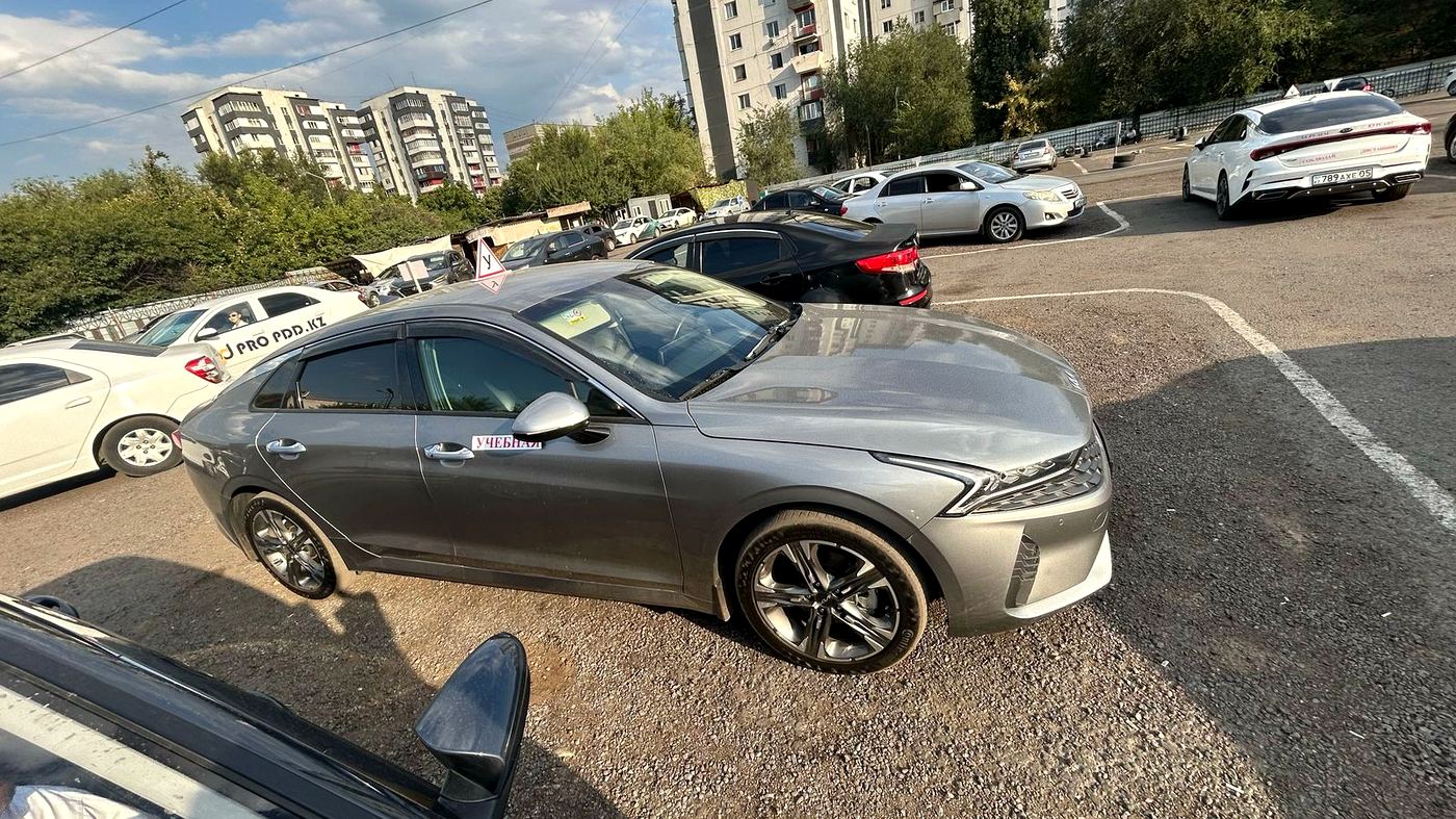 Kia сбоку